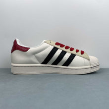 Cargar imagen en el visor de la galería, Adidas Superstar x Stussy BZ2522