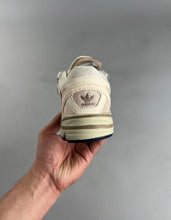 Cargar imagen en el visor de la galería, Adidas Astir “EcruTint” Gold Metallic GX7046