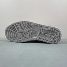 Cargar imagen en el visor de la galería, Air Jordan 1 Low BAPE Off White Grey WG8850-003