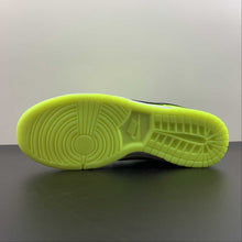 Cargar imagen en el visor de la galería, SB Dunk Low Glow in the Dark Venom Green Black Glow FJ4610-702