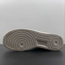 Cargar imagen en el visor de la galería, LV x Air Force 1 07 Low Salute Cream Brown DC8877-202