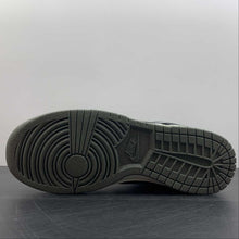 Cargar imagen en el visor de la galería, SB Dunk Low Graffiti Black Red Grey DM0108-001