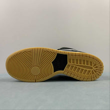 Cargar imagen en el visor de la galería, SB Dunk Low Black White Gum Light Brown CD2563-006