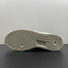 Cargar imagen en el visor de la galería, LV x Air Force 1 07 Low Light Green Gray Metallic Gold IA9V9E