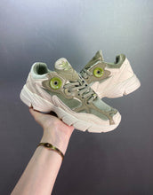 Cargar imagen en el visor de la galería, Adidas Astir Orbit Green Wonder White Gold Metallic GX8548