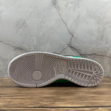 Cargar imagen en el visor de la galería, SB Dunk Low Heineken Classic Green Black White Red 304292-302