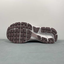 Cargar imagen en el visor de la galería, Zoom Vomero 5 Vast Grey Metallic Silver FV6417-001