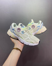 Cargar imagen en el visor de la galería, Adidas Astir Off White Clear Sky GZ4331