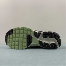 Cargar imagen en el visor de la galería, Zoom Vomero 5 Cobblestone Flat Pewter Light Bone FB8825-001