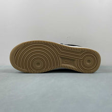 Cargar imagen en el visor de la galería, Air Force 1 07 Low Black Ostrich Gum DZ2708-002
