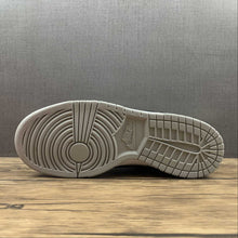 Cargar imagen en el visor de la galería, SB Dunk Low Shimmer Metallic Silver Black White DO5882-001