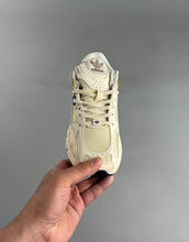 Cargar imagen en el visor de la galería, Adidas Astir “EcruTint” Gold Metallic GX7046