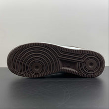 Cargar imagen en el visor de la galería, Akira x Air Force 1 07 Low Mocha Black Gray DC3366-323