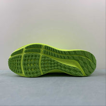Cargar imagen en el visor de la galería, Air Zoom Pegasus 40 Grinch Barely Volt Bright Crimson DV3854-700