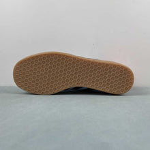 Cargar imagen en el visor de la galería, Adidas Gazelle Clear Sky Core Black Gum JI2076