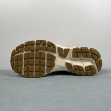 Cargar imagen en el visor de la galería, Zoom Vomero 5 Pale Ivory Laser Orange FQ6868-181