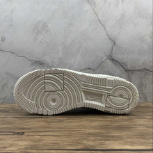 Cargar imagen en el visor de la galería, Air Force 1 PIXEL Sail Snake Desert Sand College Grey CV8481-101