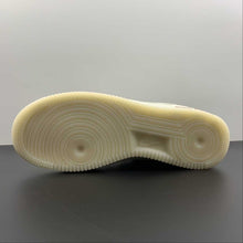 Cargar imagen en el visor de la galería, Supreme x Air Force 1 07 Low Beige Red SU0220-001