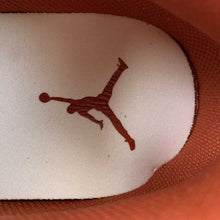 Cargar imagen en el visor de la galería, Air Jordan 1 Low Dune Red White Lobster Sail Vachetta Tan FJ3459-160