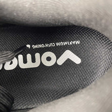 Cargar imagen en el visor de la galería, Nike Zoom Vomero 18 Black Summit White Coconut Milk Lt HM6806-007