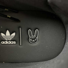 Cargar imagen en el visor de la galería, Adidas Forum Low “Black” x Bad Bunny
