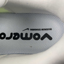 Cargar imagen en el visor de la galería, Nike Zoom Vomero 18 White Black Electric Green HM6804-102