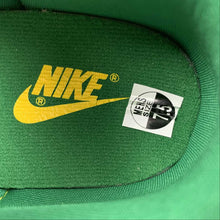 Cargar imagen en el visor de la galería, SB Dunk Low SP Brazil Varsity Maize Pine-Green CU1727-700
