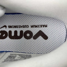 Cargar imagen en el visor de la galería, Nike Vomero Premium White Big Red FN8453-028