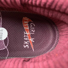 Cargar imagen en el visor de la galería, Skate Like a Girl x SB Dunk Low Barely Rose University Red Coconut Milk DX4589-600