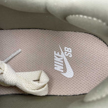 Cargar imagen en el visor de la galería, SB Force 58 Coconut Milk Neutral Olive DV5477-106
