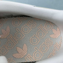 Cargar imagen en el visor de la galería, Adidas Samba OG Wonder Quartz Cloud White Gum IH2751