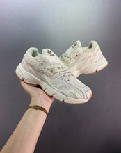 Cargar imagen en el visor de la galería, Adidas Astir Beige GV9200