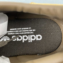 Cargar imagen en el visor de la galería, Adidas Gazelle Indoor Cargo Brown Golden Beige Cloud White JQ8386