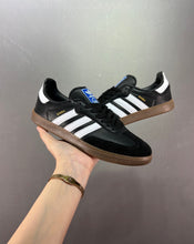 Cargar imagen en el visor de la galería, Adidas Samba Vegan Black White Brown-Gum B75807