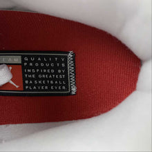 Cargar imagen en el visor de la galería, Air Jordan 3 Retro UNC White Valor Blue Tech Grey CT8532-104