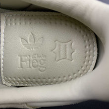 Cargar imagen en el visor de la galería, Adidas Samba Kith Clarks 8th Street Savannah ID7298