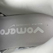 Cargar imagen en el visor de la galería, Nike Zoom Vomero PLUS Ligth Bone Phantom Lt Iron Ore HV8150-001