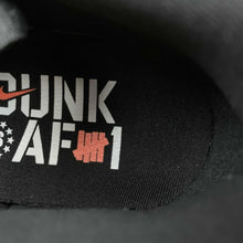 Cargar imagen en el visor de la galería, Undefeated x SB Dunk Low SP 5 On It Black DO9329-001