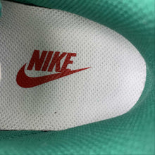Cargar imagen en el visor de la galería, Air Force 1 07 Low Green Gold White Red HX123-002