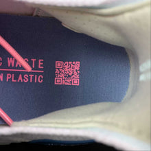 Cargar imagen en el visor de la galería, Adidas UltraBoost 22 White Dark Blue GX5929