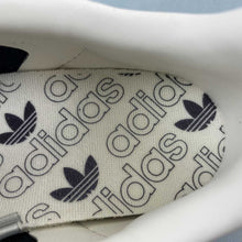 Cargar imagen en el visor de la galería, Adidas Samba OG Aura Black Cream White Gold IG6836