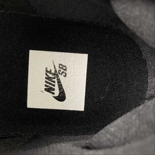 Cargar imagen en el visor de la galería, SB Dunk Low Black White Gum Light Brown CD2563-006