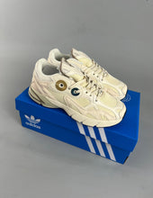 Cargar imagen en el visor de la galería, Adidas Astir “EcruTint” Gold Metallic GX7046