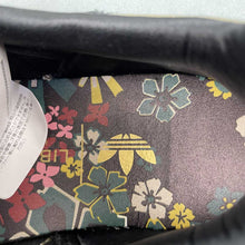 Cargar imagen en el visor de la galería, Liberty London x Adidas Samba OG Black Floral IH1331