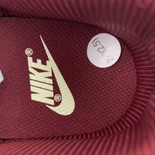 Cargar imagen en el visor de la galería, SB Dunk Low PRM Vintage Team Red White Coconut Milk FJ4555-100