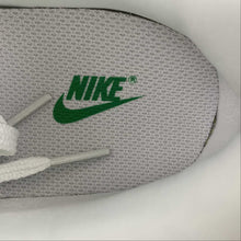 Cargar imagen en el visor de la galería, Nike V2k Run White Photon Dust Fir Platinum Tint FD0736-101