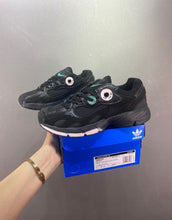 Cargar imagen en el visor de la galería, Adidas Astir Core Black Core Black Purple GW5370