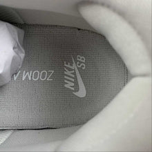 Cargar imagen en el visor de la galería, SB Dunk Low Grey White Brown 304292-106