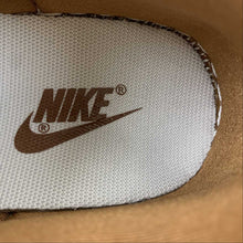 Cargar imagen en el visor de la galería, SB Dunk Low LV Chocolate White Suede FC1688-133