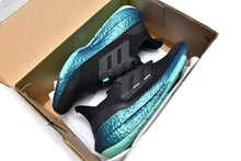 Cargar imagen en el visor de la galería, Adidas UltraBoost 22 “Core Black” Black Black